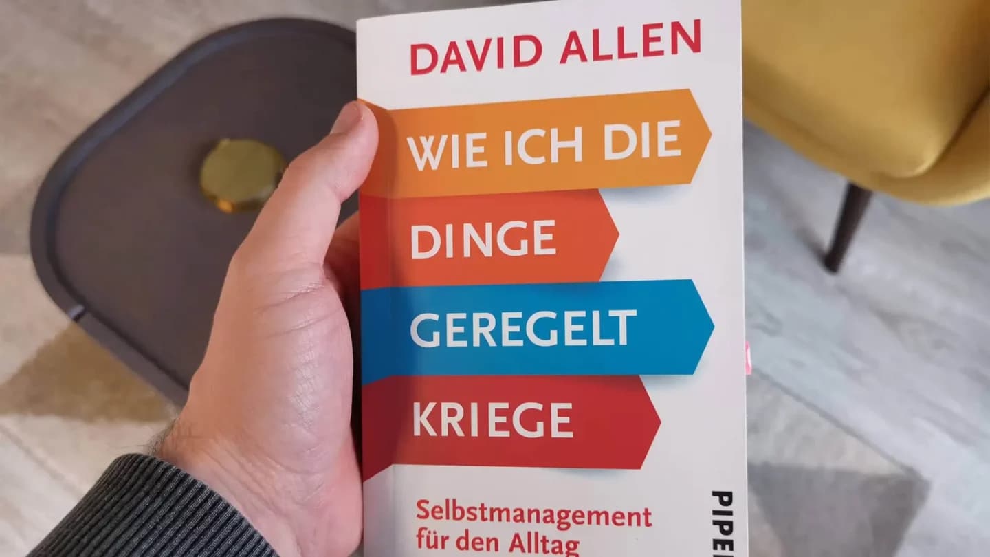 Schreibtisch mit Notizbuch und dem Schriftzug Getting Things Done.